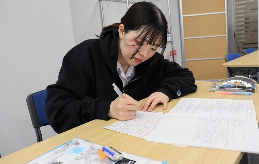 進学コースの時間に問題集を使って勉強を頑張っている高崎キャンパス進学コースの生徒の様子