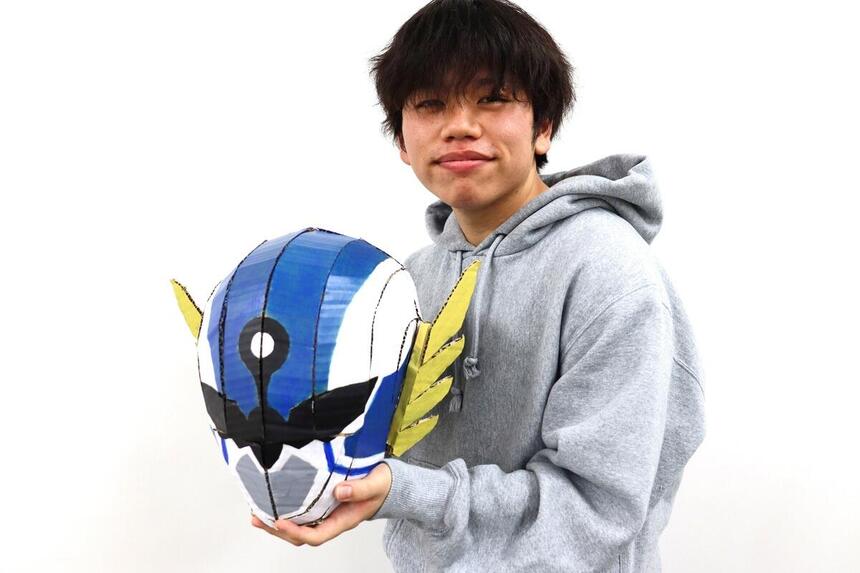 4月のみらいの架け橋レッスン®で生徒たちが手作りした仮面を笑顔で紹介している、高崎キャンパス生の写真。