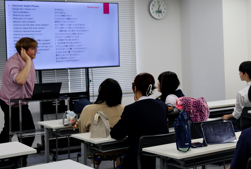 高崎キャンパスのみらいの架け橋レッスンでネイティブ講師による月に一度の本格的な英語レッスンを受けている生徒の様子