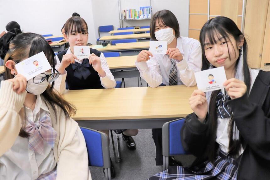 高崎キャンパス1年生の生徒が英語コミュニケーションの授業で英語カードを使ってグループワークをしている様子