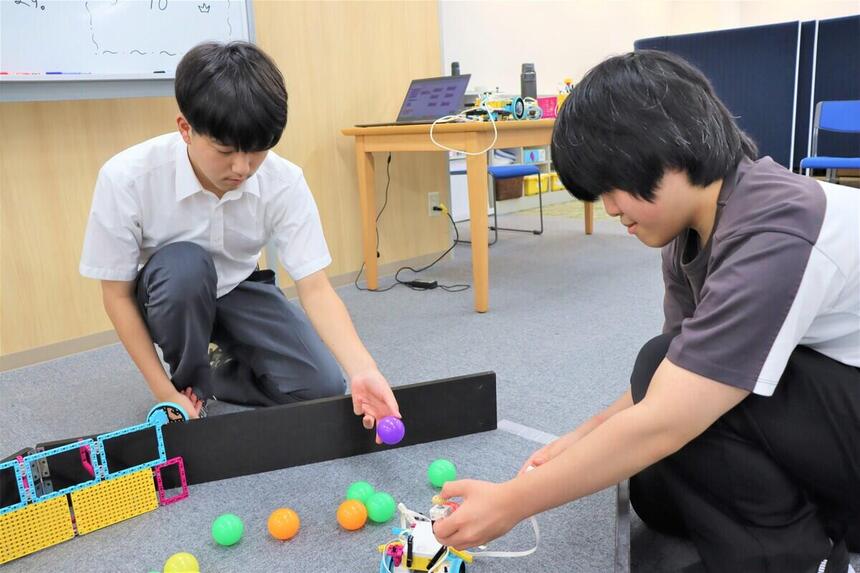 おおぞら高校の高崎キャンパスで行われたオープンキャンパスで、ロボットサッカー体験を楽しむ生徒の様子