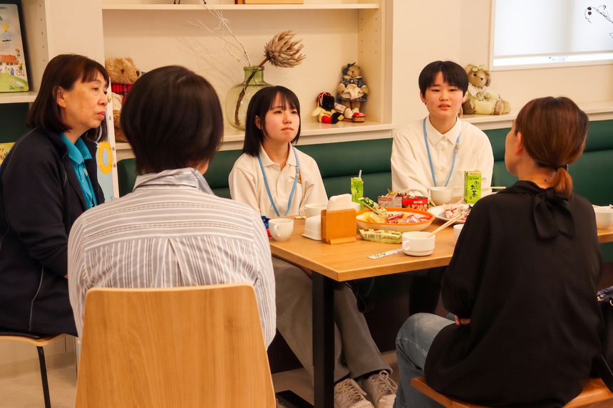「まるカフェ」でテーブルを囲み、真剣な表情で保護者の方と対話をするおおぞら高校高崎キャンパスの生徒たち