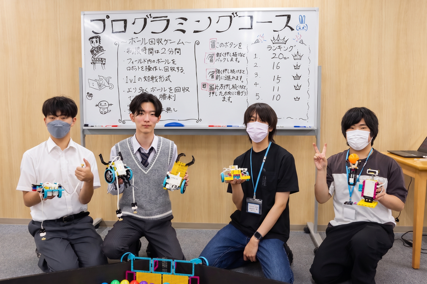8月2日に高崎キャンパスのオープンキャンパスでプログラミングコースの案内やお手伝いをした在校生4人の生徒