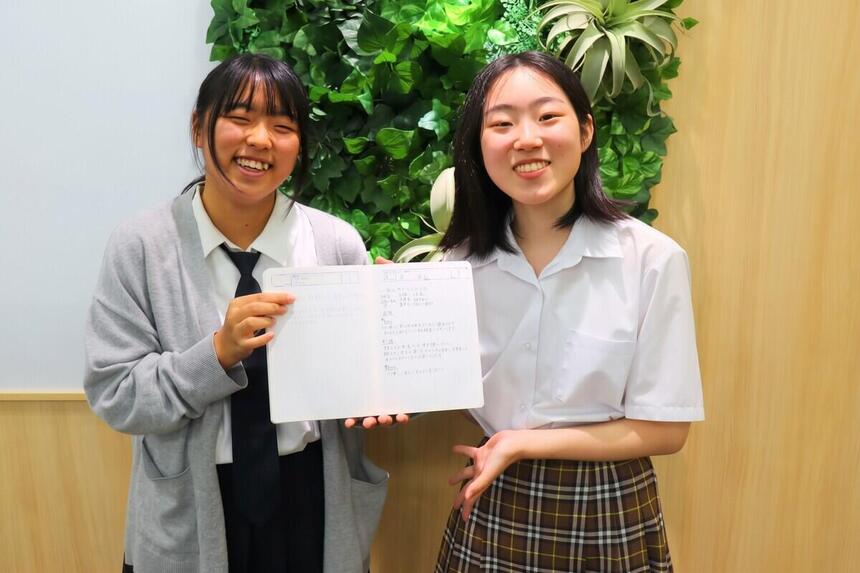 高崎キャンパスの屋久島スクーリングインタビューで笑顔でノートを持つ2人の女子生徒
