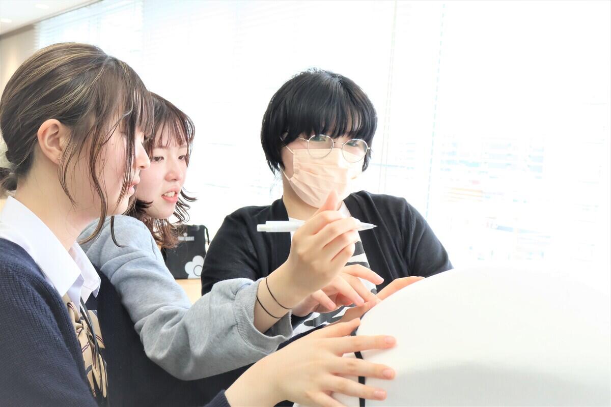 だるまの制作に取り組む生徒の様子