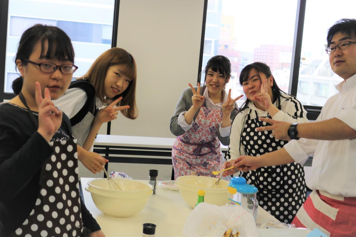 仲間と楽しくクッキング