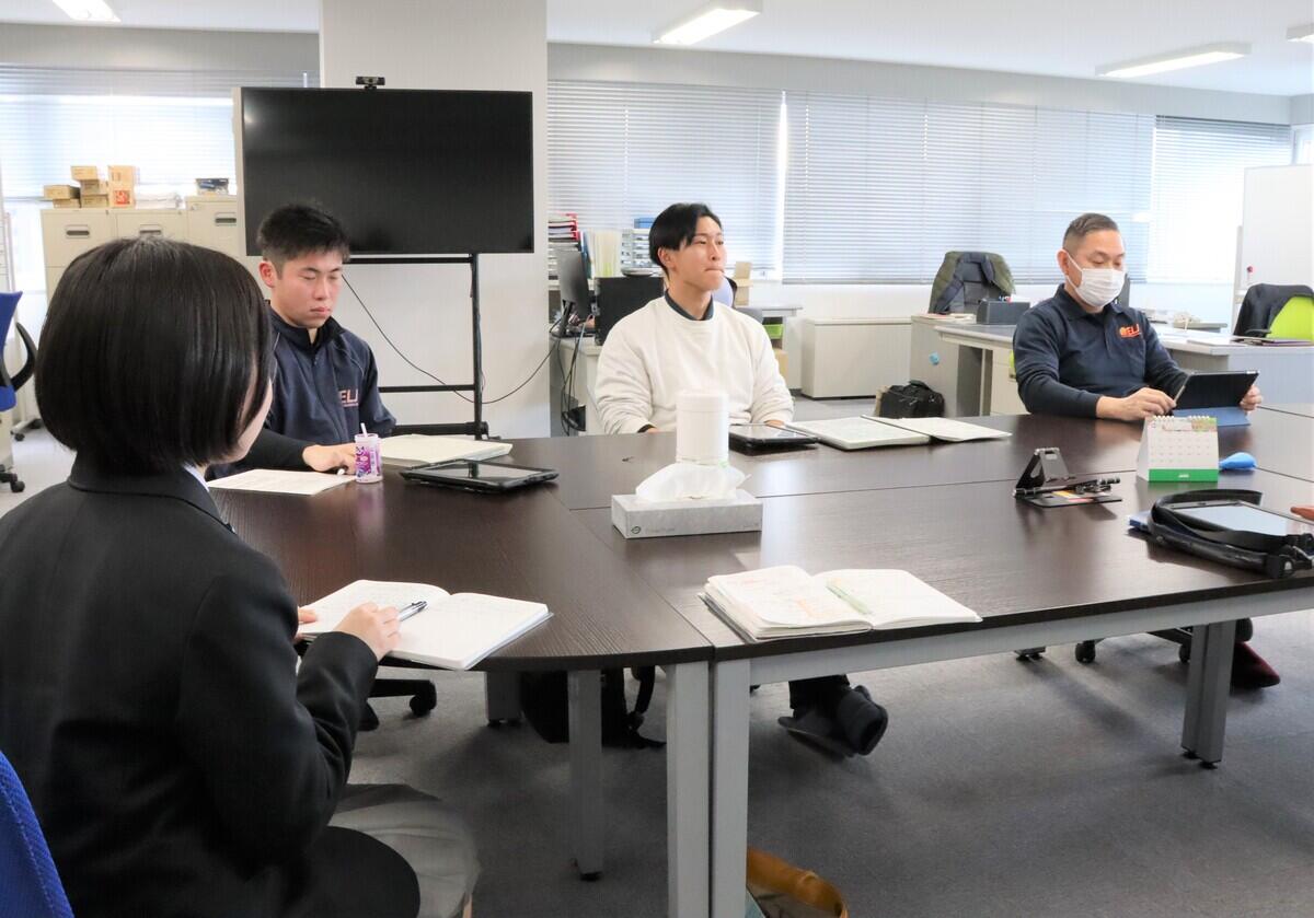 インターンシップに参加している生徒