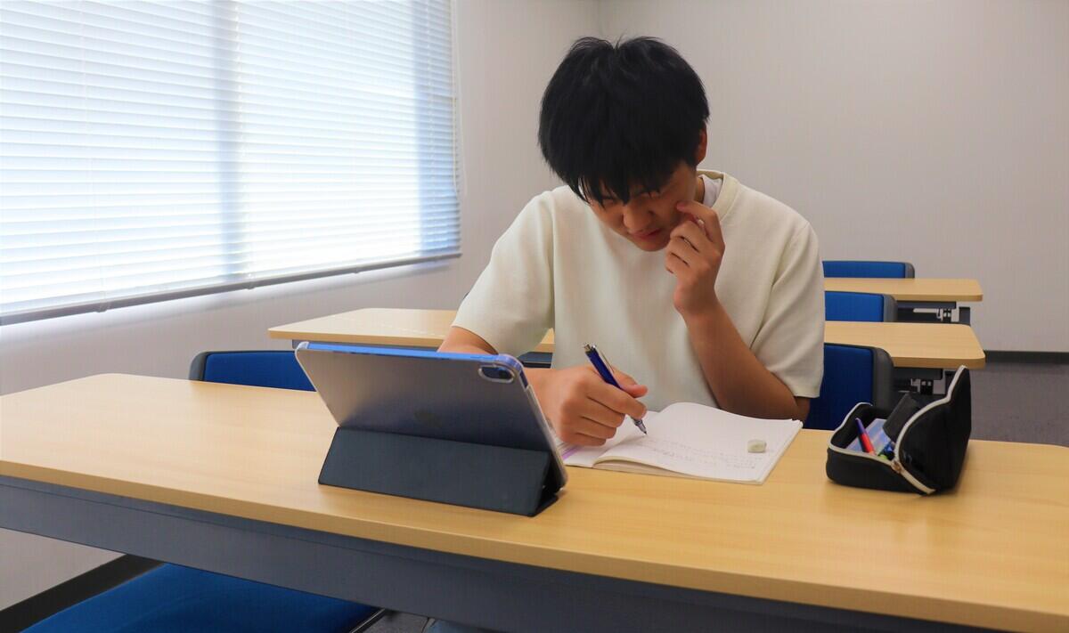 キャンパスで学んでいる生徒の様子