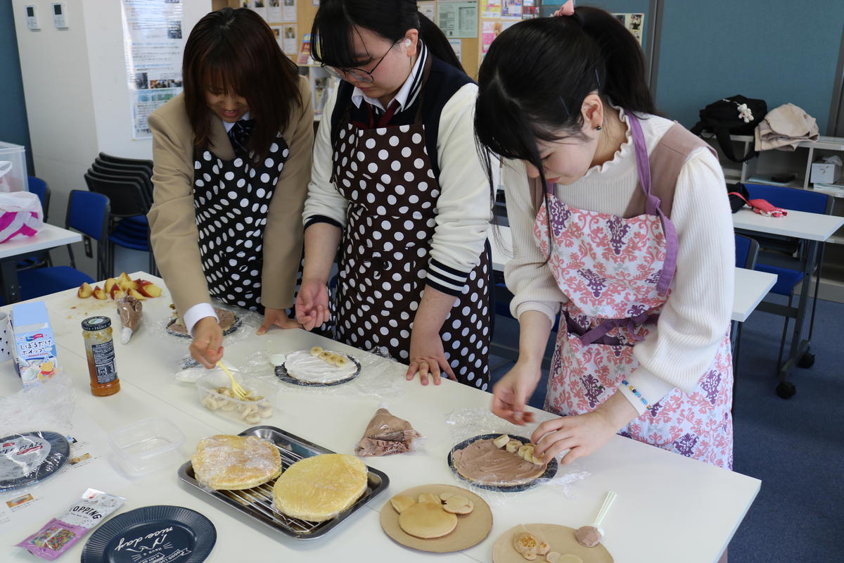 ブッシュドノエルを作る生徒たち