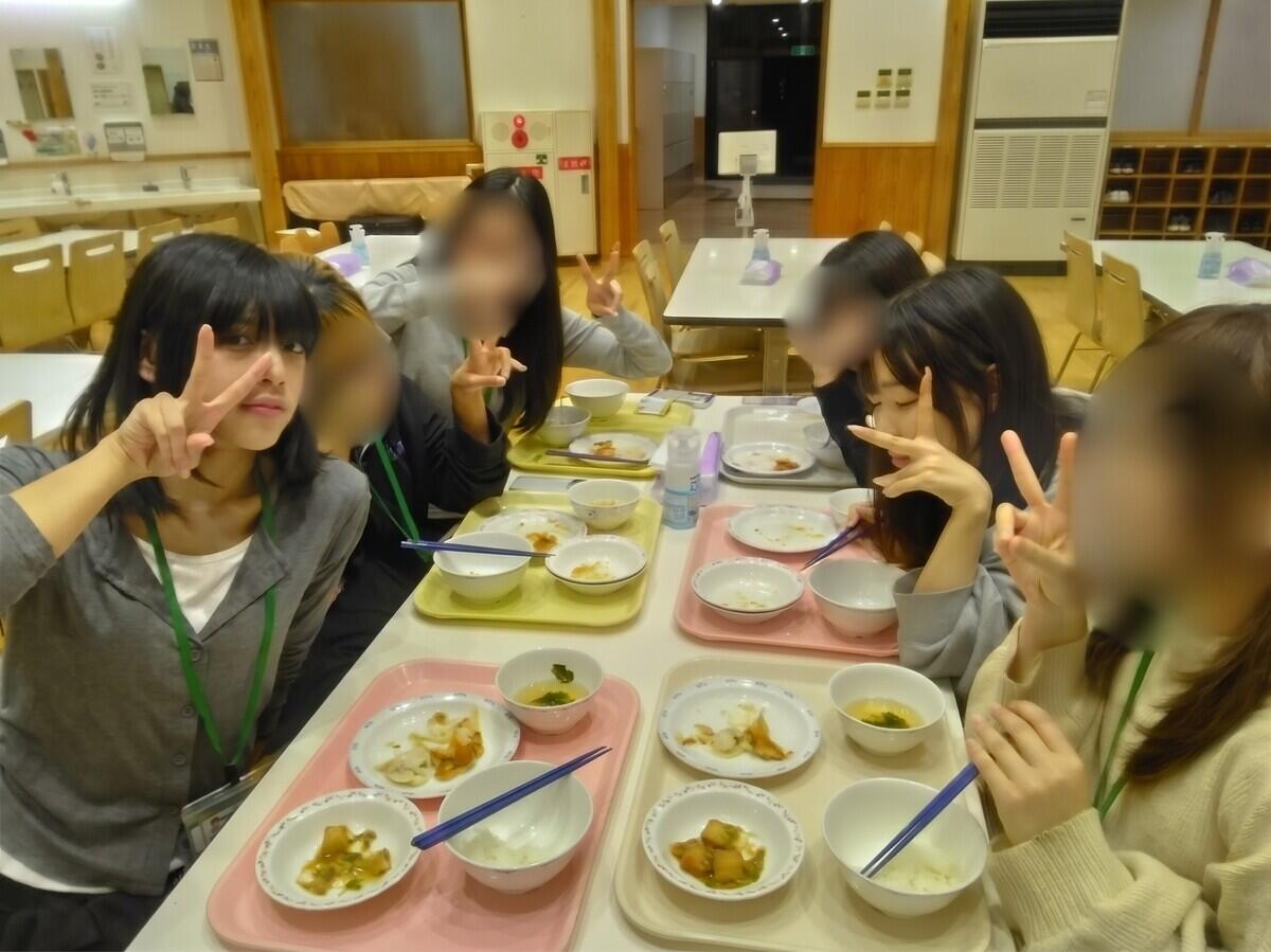 温かいごはんを囲みながら和気あいやいと話す生徒