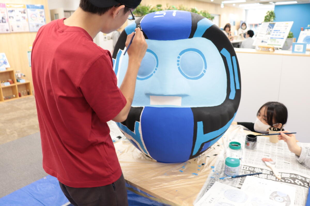 だるまを制作している生徒