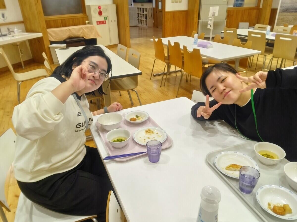 美味しいごはんを食べながら全国から集まった仲間と笑顔で語り合う生徒