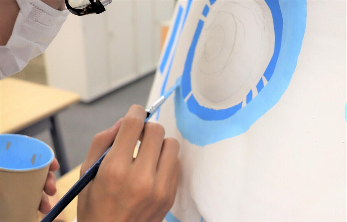 だるまの制作に取り組む生徒の様子