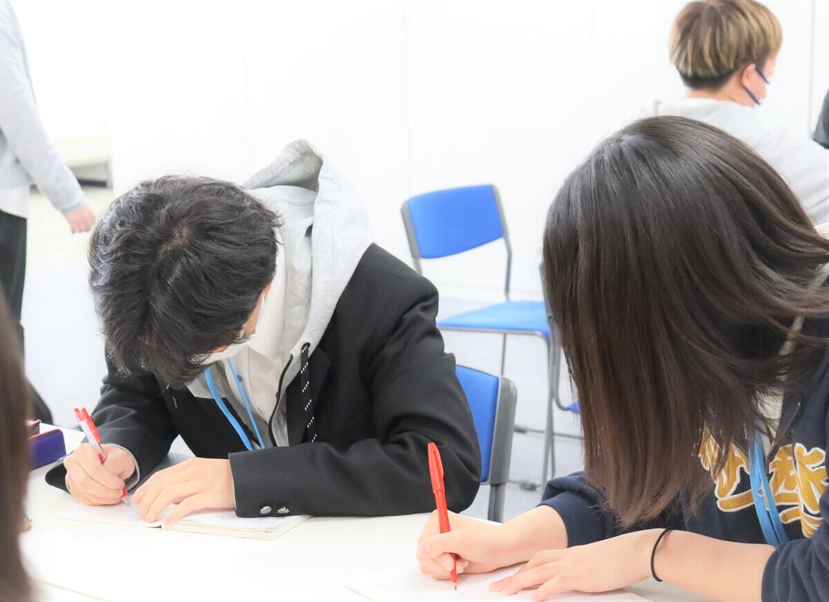 感想を書いている生徒