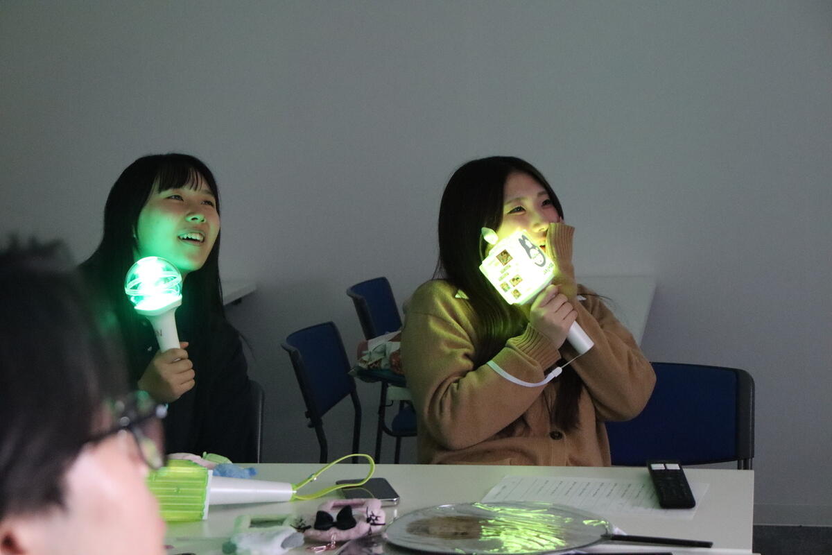 ペンライトも持参して学年関係なくみんなで盛り上がっています