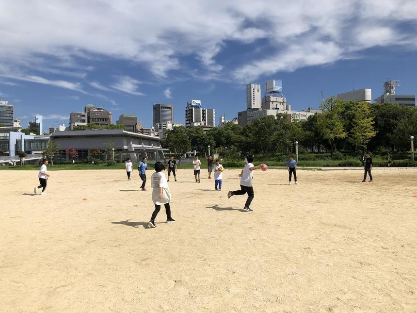 扇町公園でドッジボールをする生徒たち
