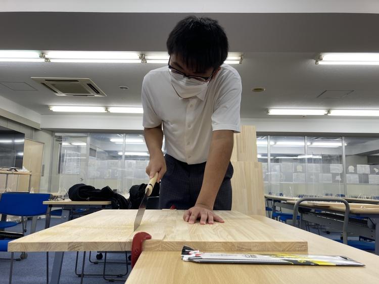 家具を製作する住環境デザインコースの生徒