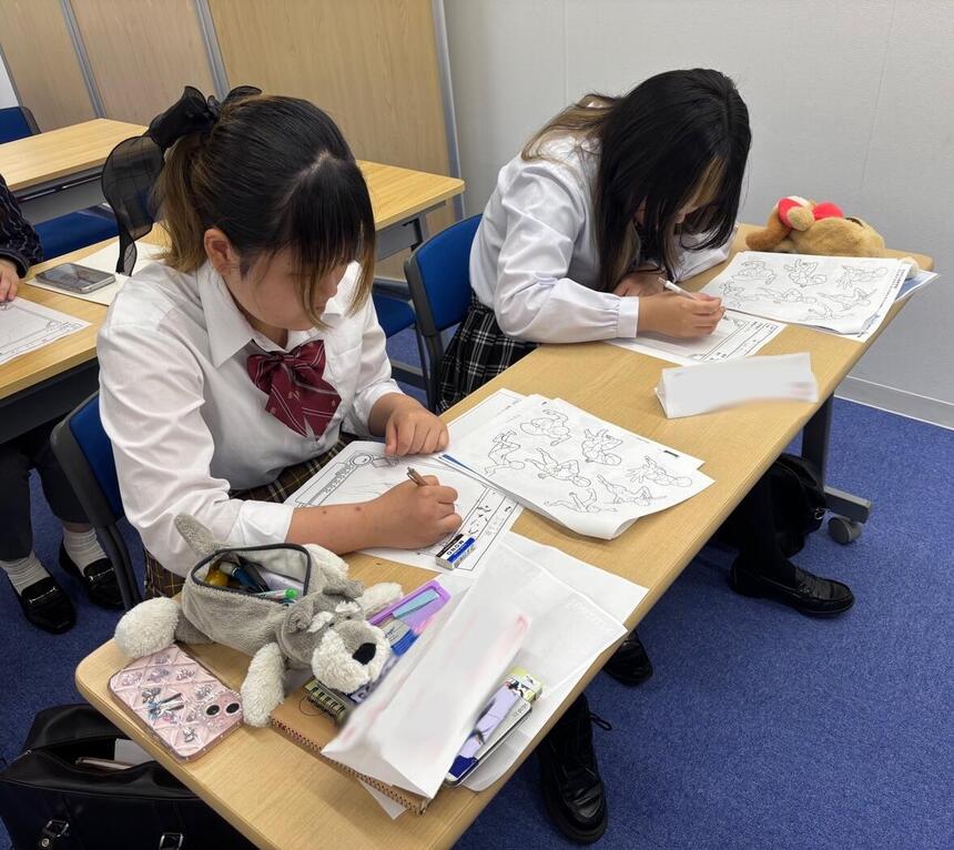 日本マンガ塾講師の特別授業!生徒たちも真剣に絵に向き合っています!