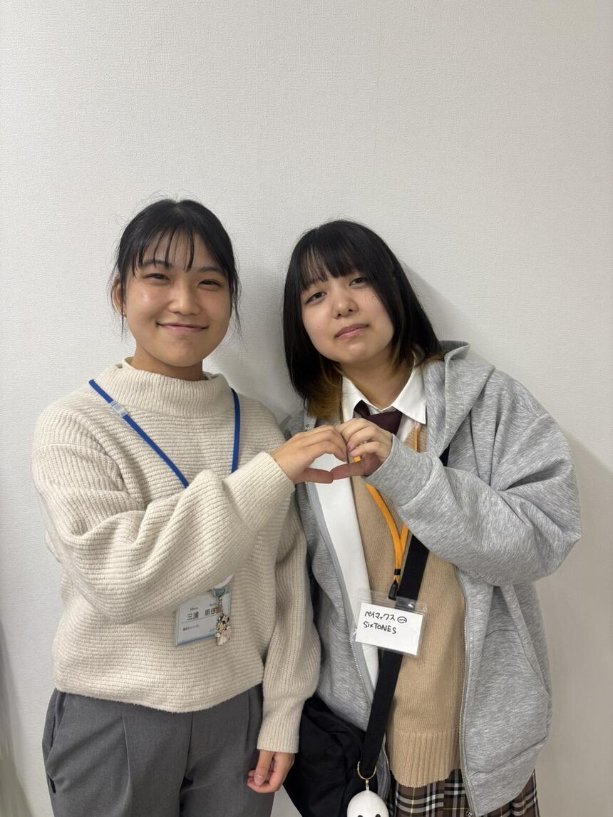 生徒インタビューを受けたUさんとコーチ