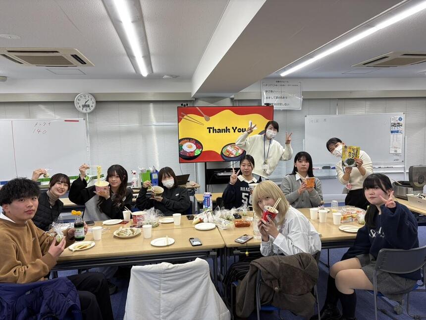 生徒が韓国のラーメンを食べている様子