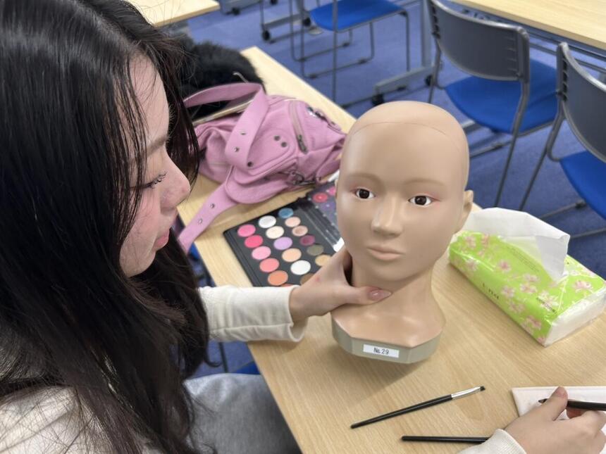 マネキンにメイクをしている写真