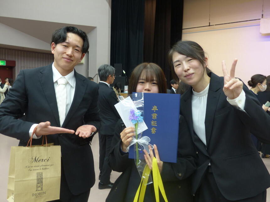 卒業生代表生徒とお世話になったコーチと一緒に