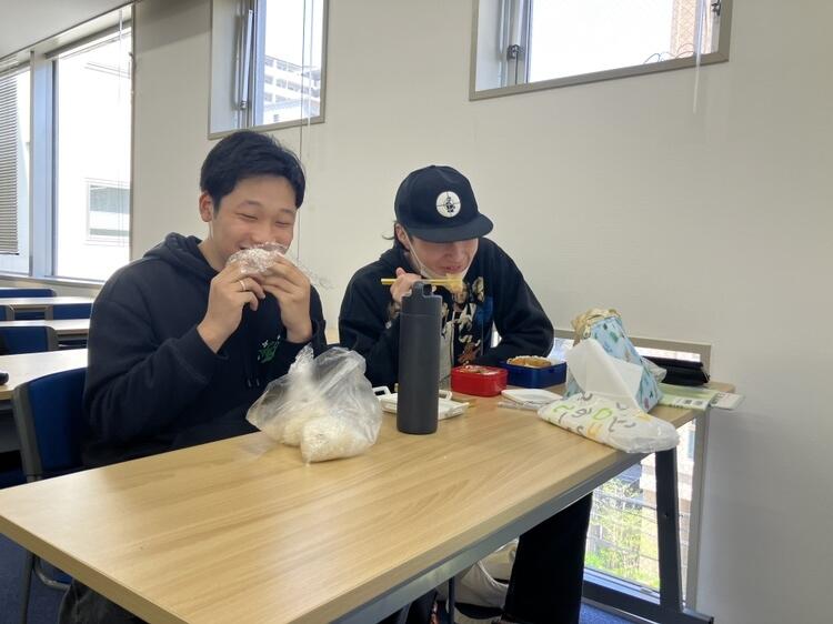 友人とお昼ごはんを食べている様子