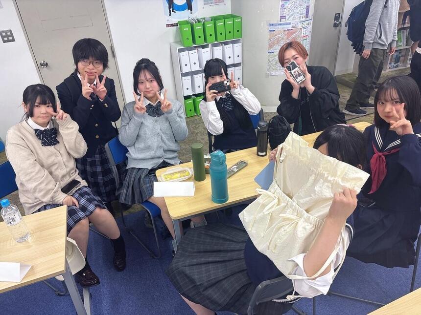 7人の新入生女子生徒が集まって、お昼ご飯を食べて過ごしている写真