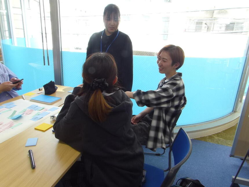 みらいの架け橋レッスン（推し活）で、生徒とコーチが推しを語り合う様子