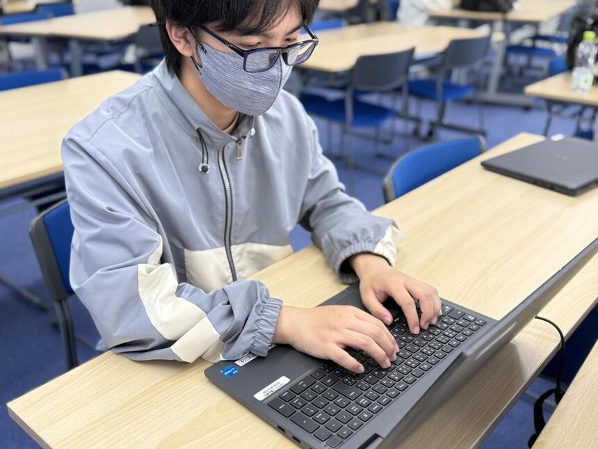みらかけで検定合格を目指し、タイピングの練習中