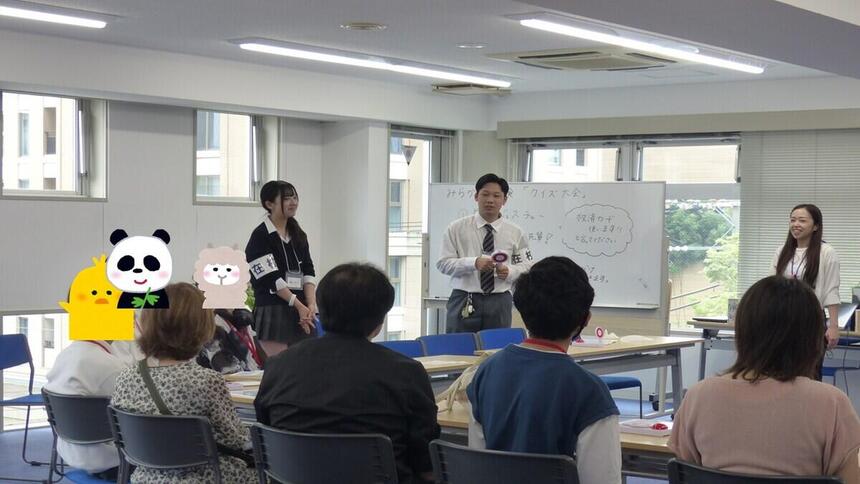 6月20日のオープンキャンパスの4階で行われたクイズ研究会の在校生と中学生の様子。
