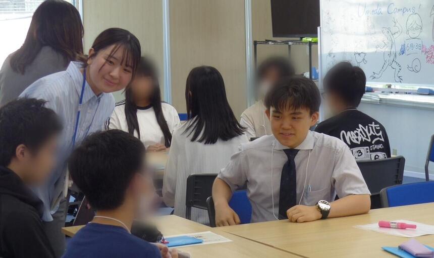 グループワークで在校生と中学3年生が真剣に考えている様子