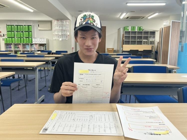 個別指導コースの時間で教室内で生徒Aさんがステップシートを持ってにこにこピース
