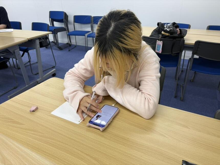 キャンパスでオンライン授業を視聴し、学習をする進学コースの生徒