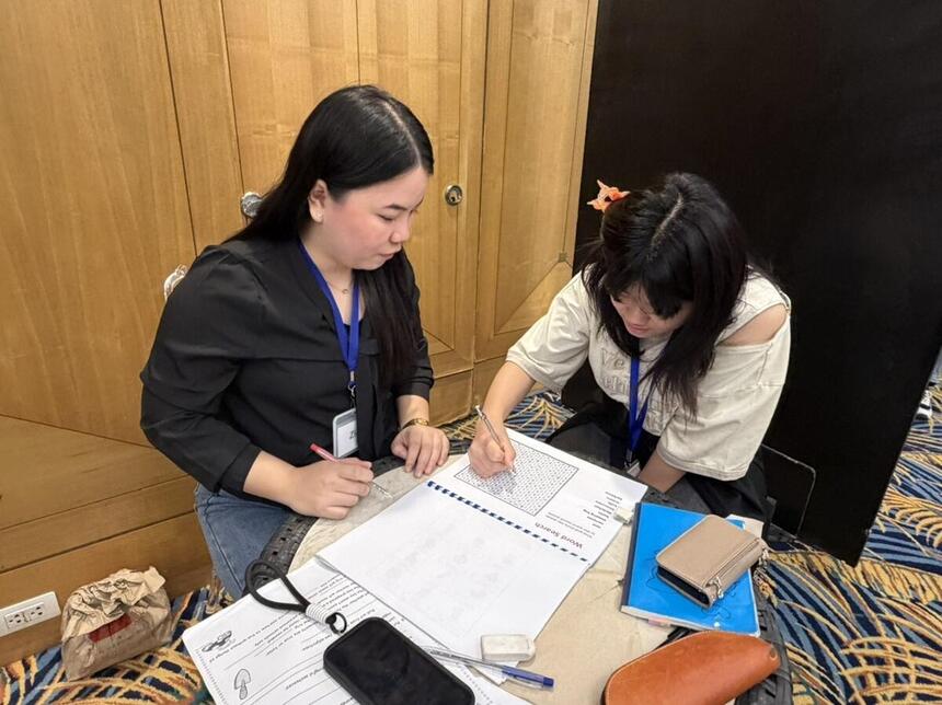 2025年度スタディーツアー in セブ参加者が英会話レッスンでネイティブの講師と勉強をしている場面