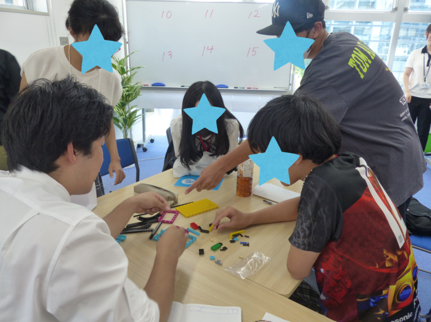 中学生と在校生がおおぞらスクールで話し合いをしている様子
