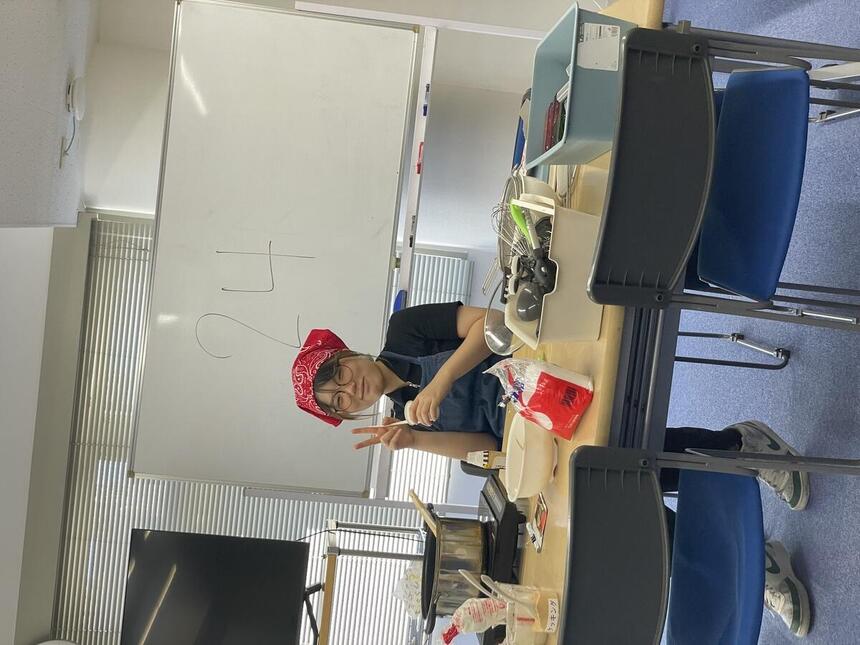 みらいの架け橋レッスン（クッキング）で、生徒自身が作った冷やし白玉ぜんざいを食べている様子