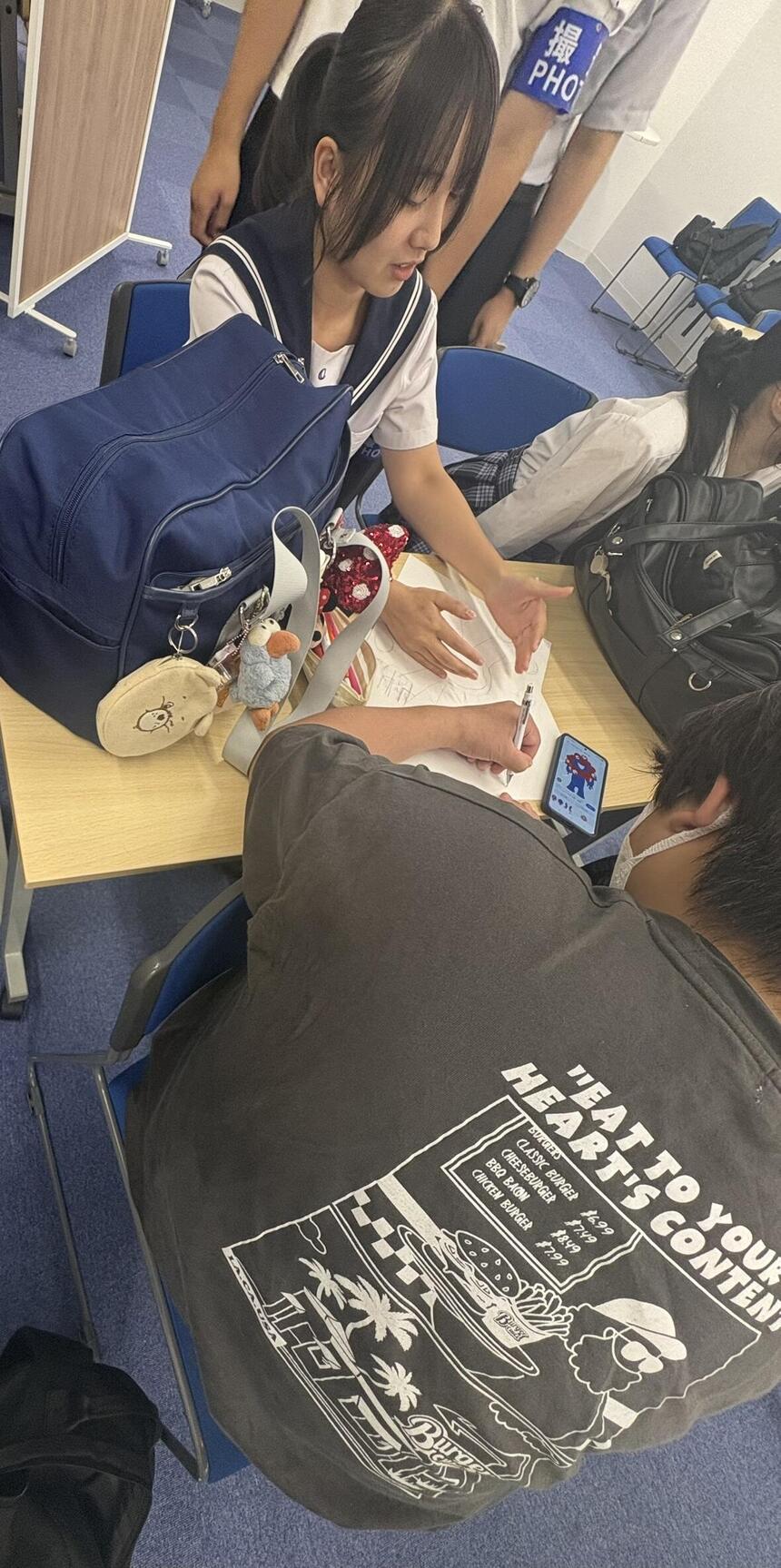 生徒が実際に話し合いしながら描いている様子