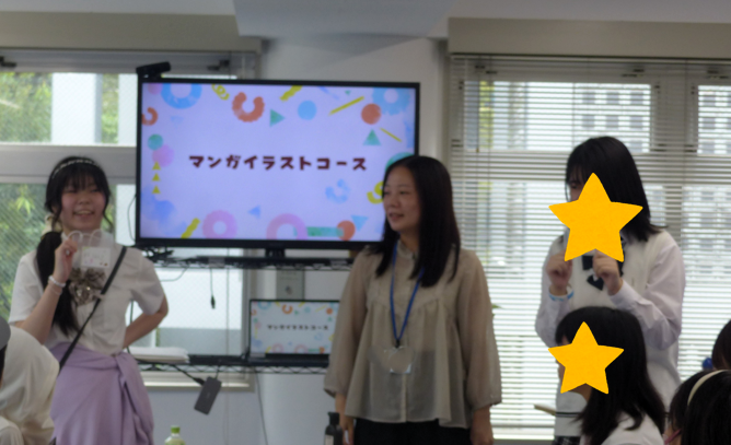 体験授業でマンガイラストコースの魅力を語る先輩コーチたちと中学生の見学者