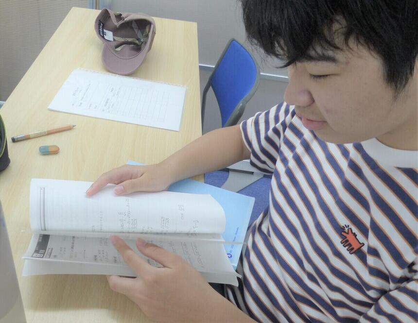 数学のテキストを進めている生徒の様子