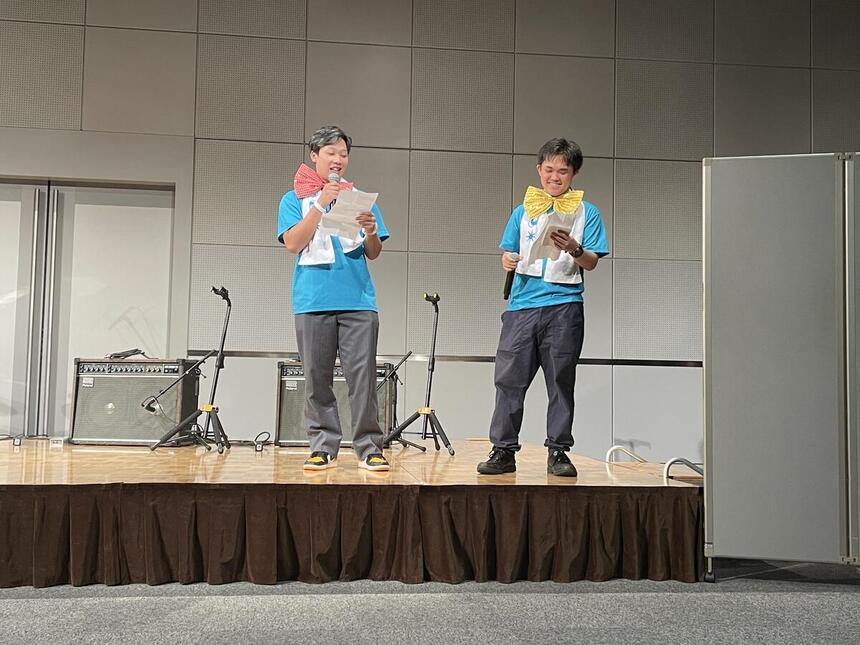 おおぞらFESの日にステージで生徒2名が司会をしている様子