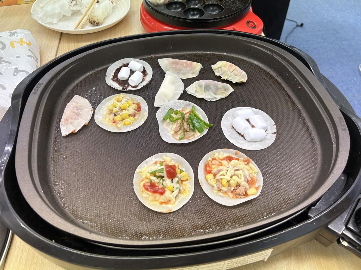 餃子の皮の上に好みの具材を乗せて焼いた餃子ピザ