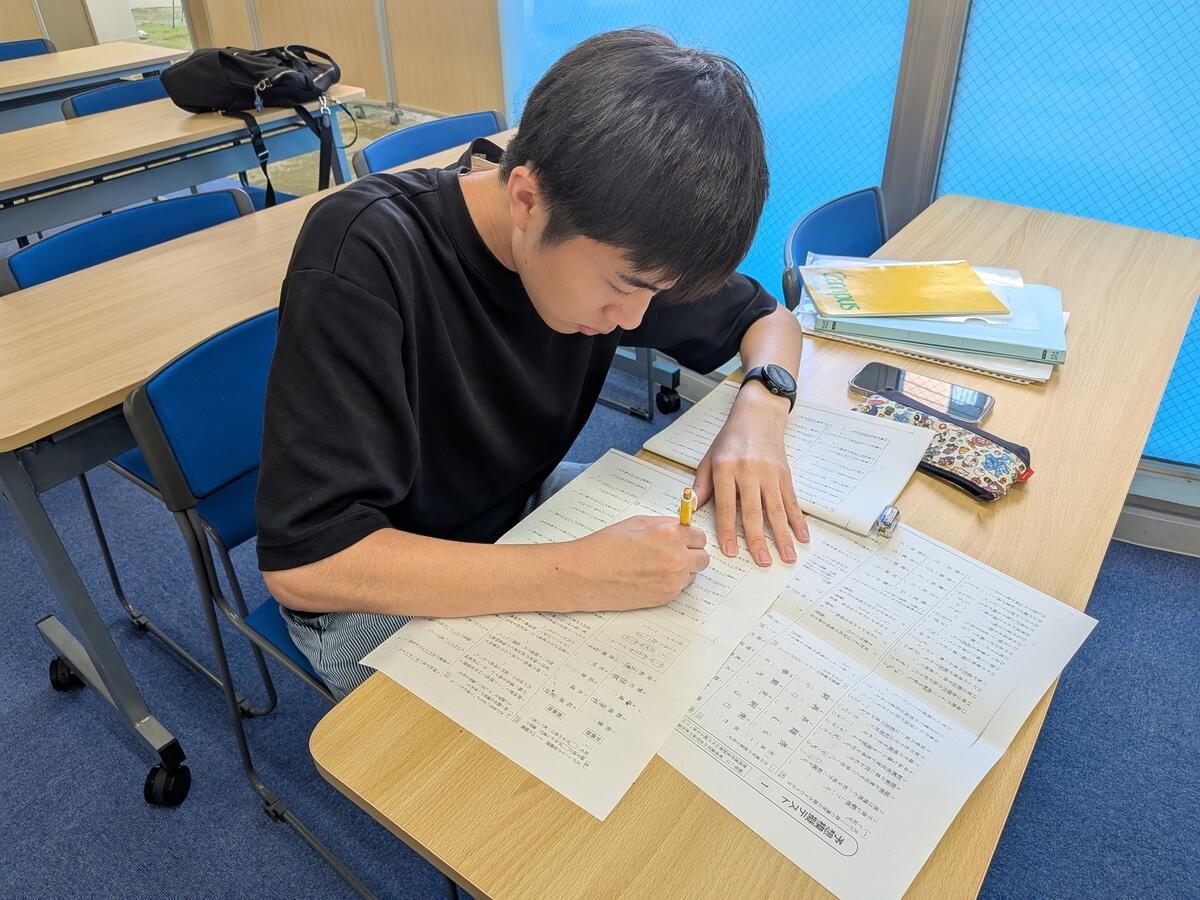 漢字検定の勉強をする生徒の様子