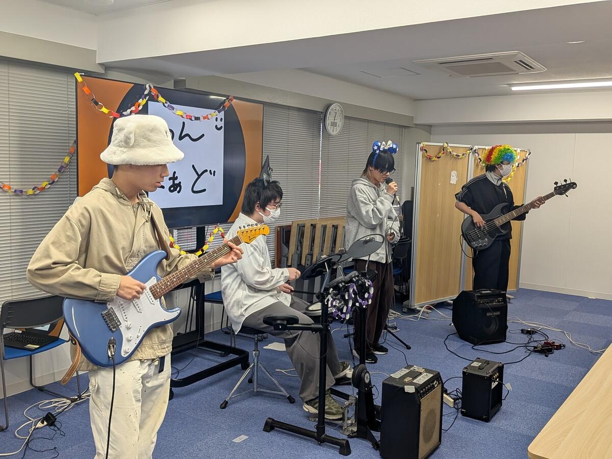 楽器を演奏する生徒の様子