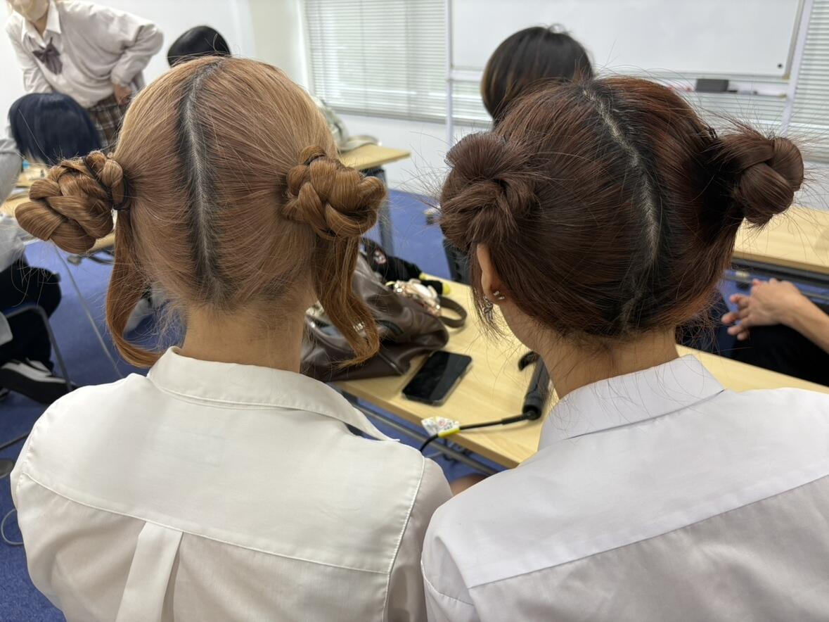 生徒同士がヘアセットをし合った写真