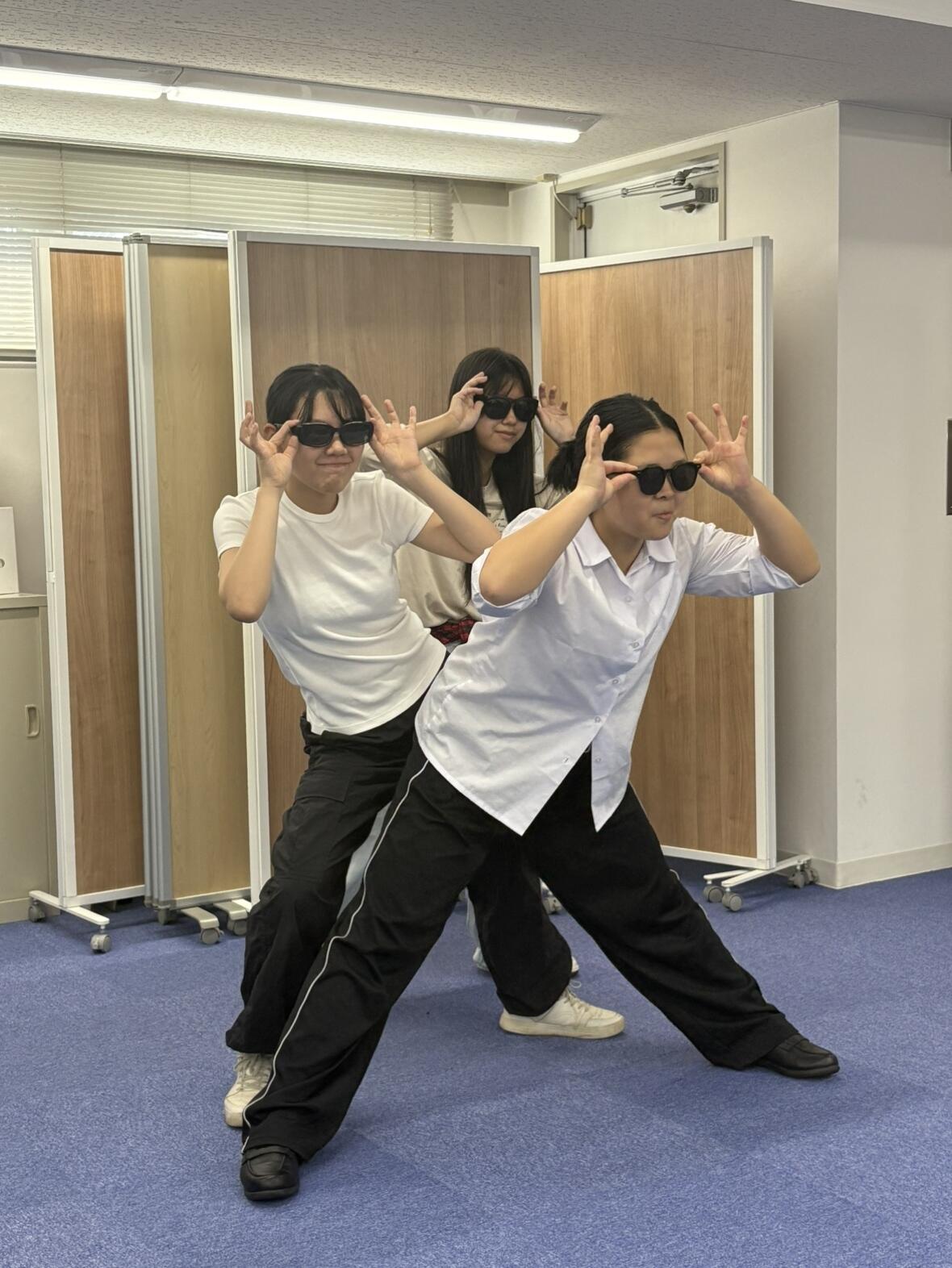 ダンスをしている生徒