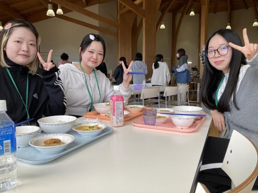 宇都宮キャンパスの生徒と、別のキャンパスの生徒が仲良く食事をとっています。