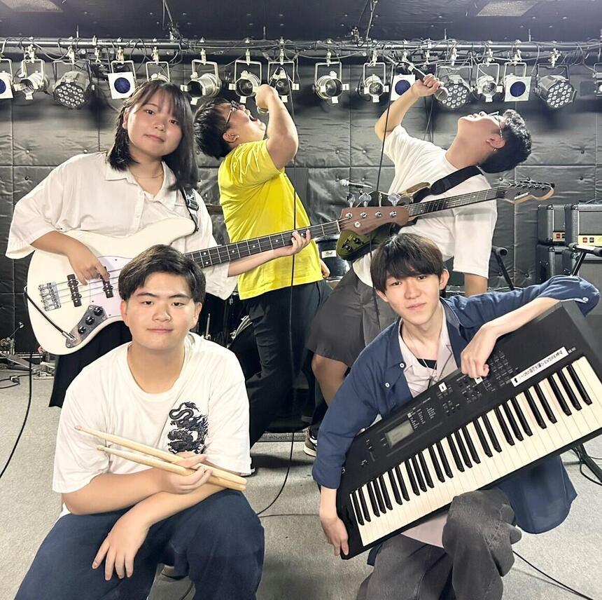 それぞれ担当する楽器をもちながら、個性豊かな5人の生徒がうつっています。
