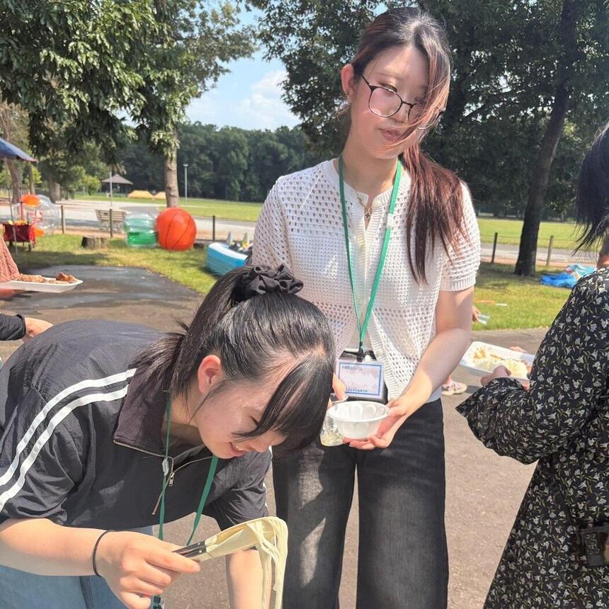 ボランティアに参加した生徒たちが、楽しそうに活動しています。