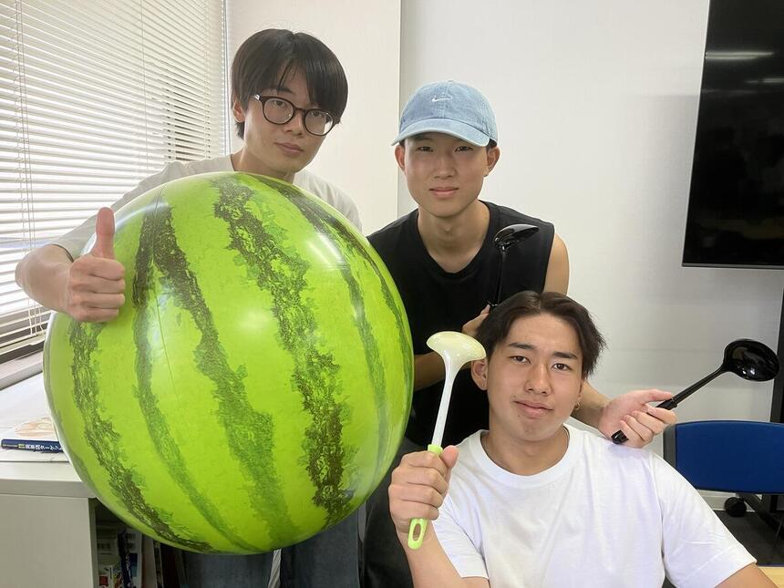 流しそうめんと西瓜割の準備を楽しむ男子生徒